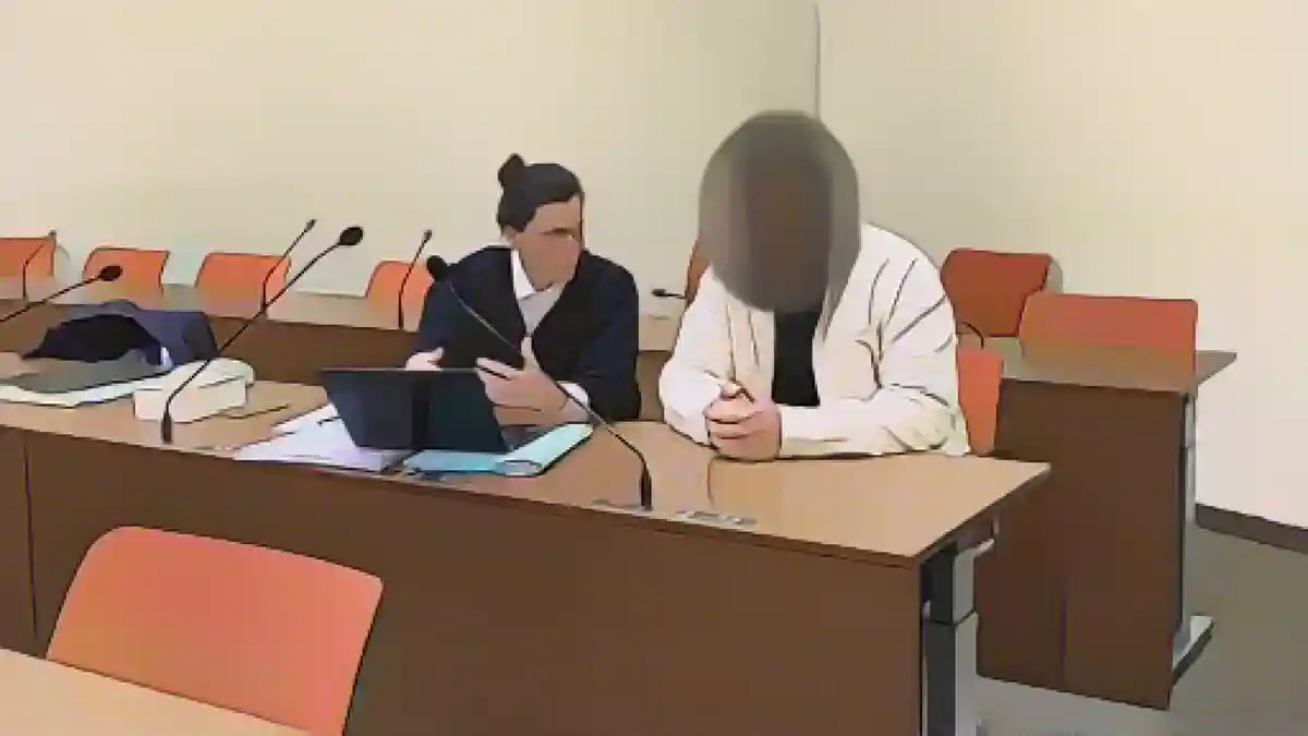22-летний парень вместе со своим адвокатом сидит на скамье подсудимых в окружном суде Мюнхена.:22-летний юноша сидит со своим адвокатом на скамье подсудимых в окружном суде Мюнхена. Фото