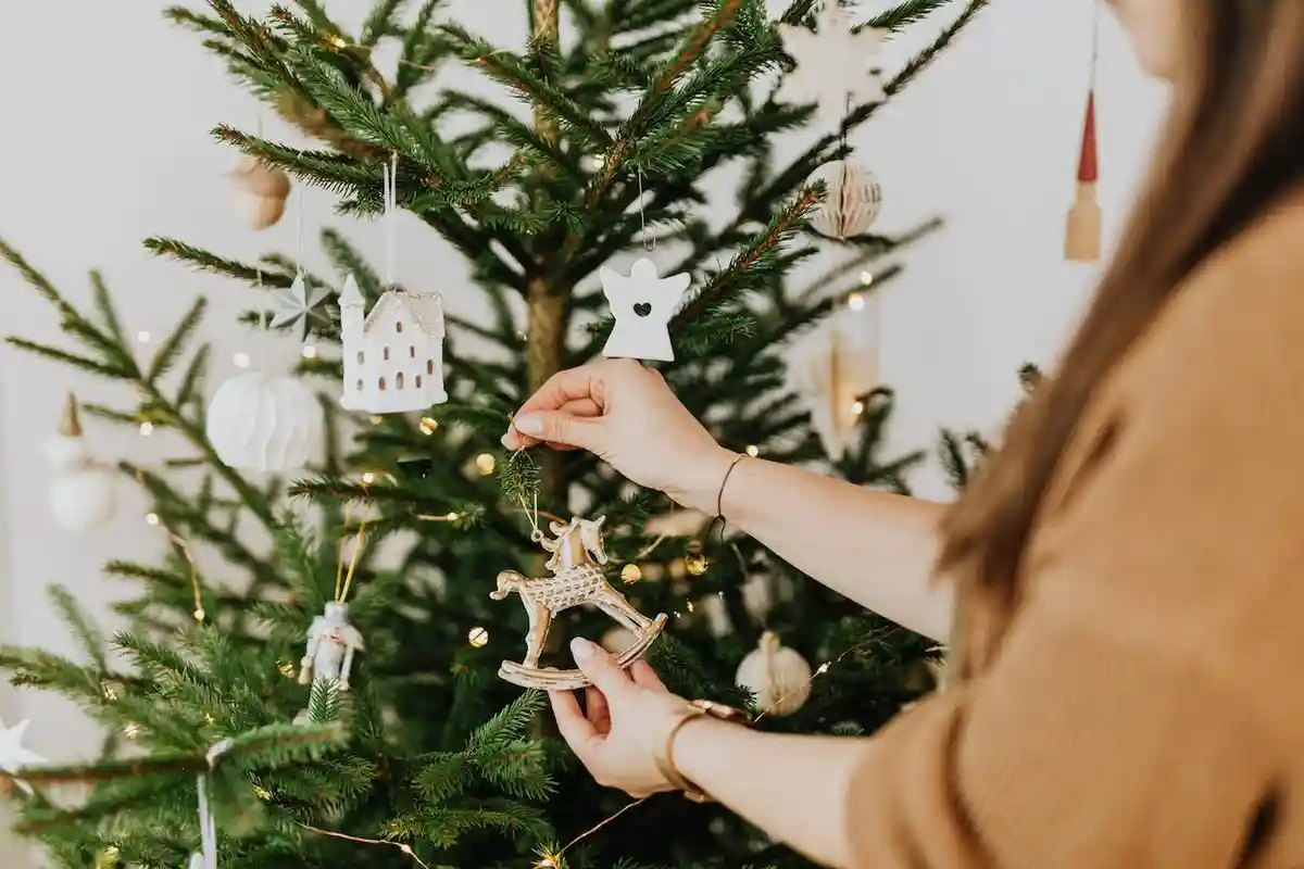 Чтобы рождественская елка прослужила дольше, стоит воспользоваться определенными советами по уходу за ней. Фото: Karolina Grabowska / pexels.com
