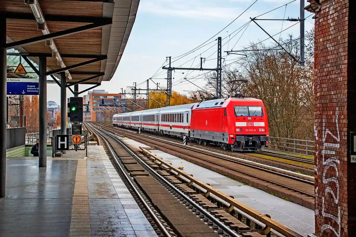 Зная как, можно неплохо сэкономить на общественном транспорте в Германии. Фото: Miodrag Asenov / Pixabay