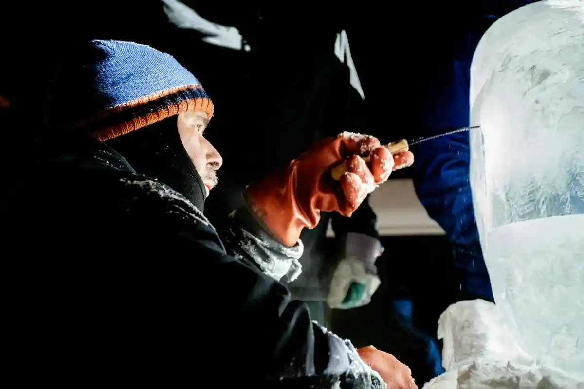 Ледяной скульптор входит в число 7 странных профессий с хорошей зарплатой. Фото: Brett Sayles / pexels.com