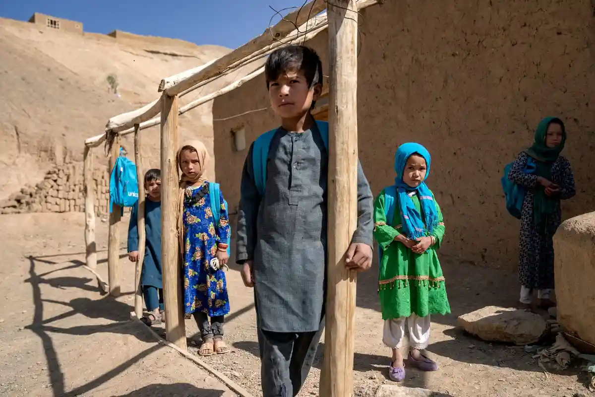 Афганистан:Ученики второго класса в Бамиане.