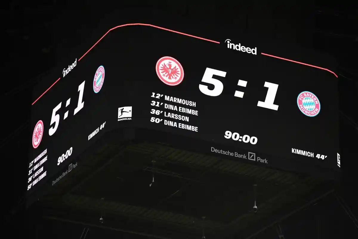 Айнтрахт Франкфурт - Бавария Мюнхен:На табло отображается окончательный счет после окончания матча.