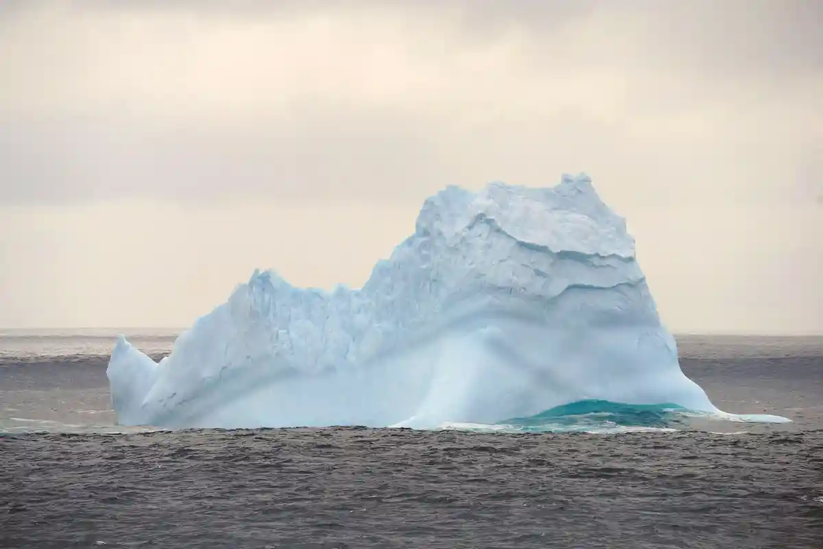 Айсберг:Превышение критических точек может иметь катастрофические последствия для климата.