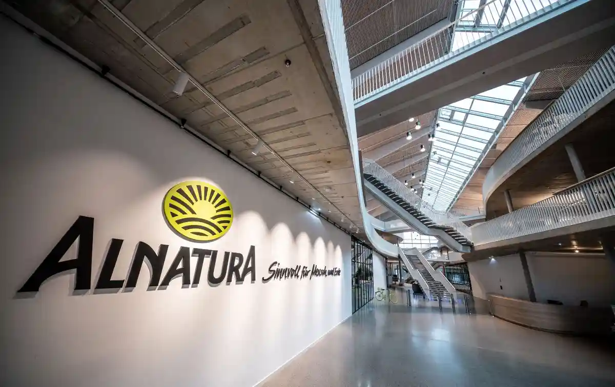 Alnatura:Большой логотип компании украшает входную зону административного здания магазина органических продуктов питания Alnatura.