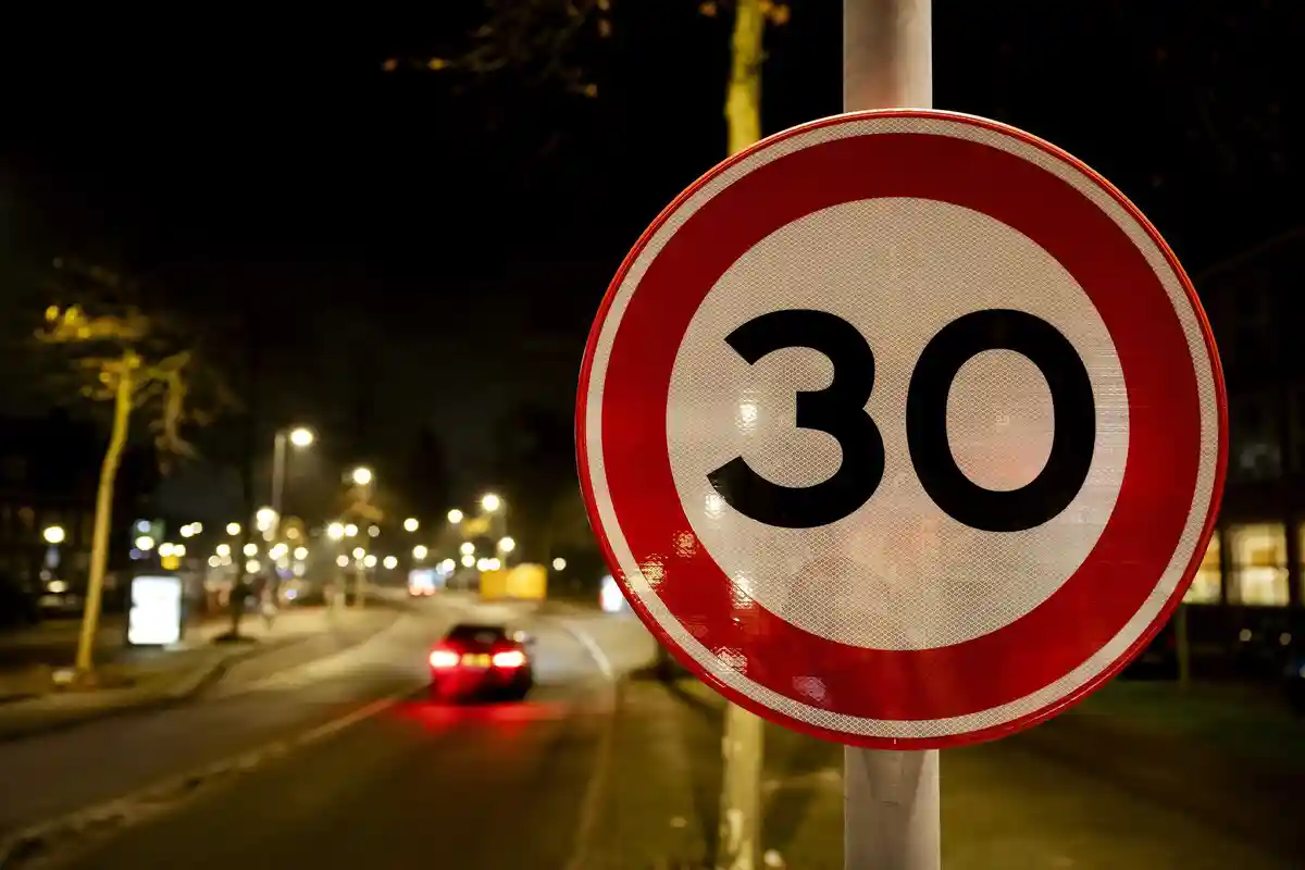 Амстердам:В Амстердаме установлено почти 5 000 новых знаков скорости и адаптировано 170 светофоров. Муниципалитет стремится сделать движение в столице более безопасным и спокойным.