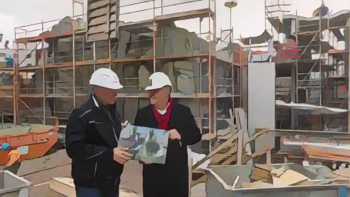 Архитектор Чарльз Ботта (л) и владелец Роланд Мак стоят на строительной площадке в Europa-Park.:Архитектор Чарльз Ботта (л) и владелец Роланд Мак стоят на строительной площадке в Европа-парке. Фото