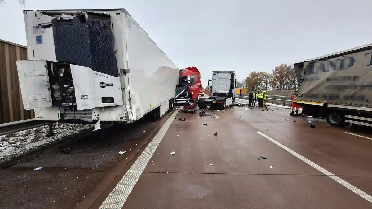 Авария возле Штура:Авария на трассе A1 с участием трех грузовых автомобилей между развязкой Штур и Бременом/Бринкумом.