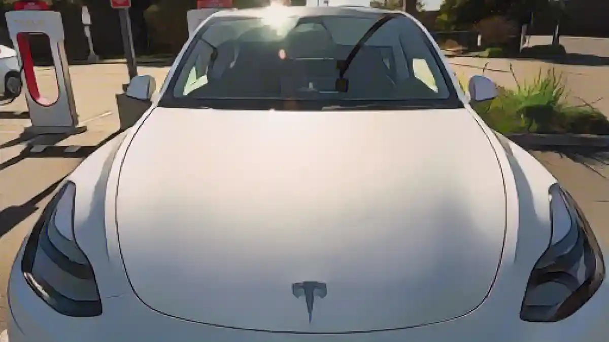 Автомобиль Tesla заряжается на станции Supercharger в Ричмонде, Калифорния, США, в среду, 13 декабря 2023 года.:Автомобиль Tesla заряжается на станции Supercharger в Ричмонде, Калифорния, США, в среду, 13 декабря 2023 года.