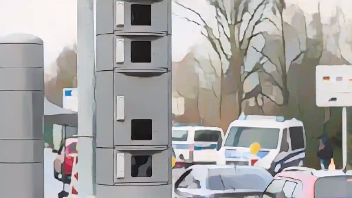 Автомобили паркуются на немецко-польском пограничном переходе у столба с системой идентификации личности на основе камер:Автомобили на немецко-польском пограничном переходе у столба с системой идентификации личности на основе камер. Фото