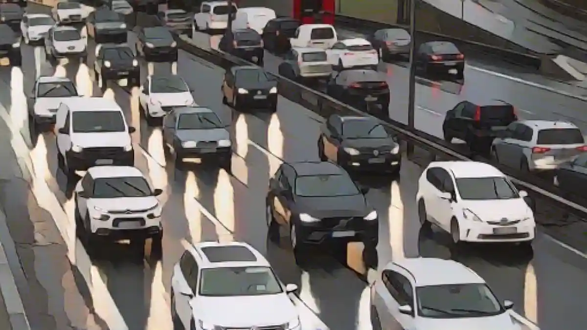 Автомобили стоят в пробке на автостраде.:Автомобили стоят в пробке на автостраде. Фото