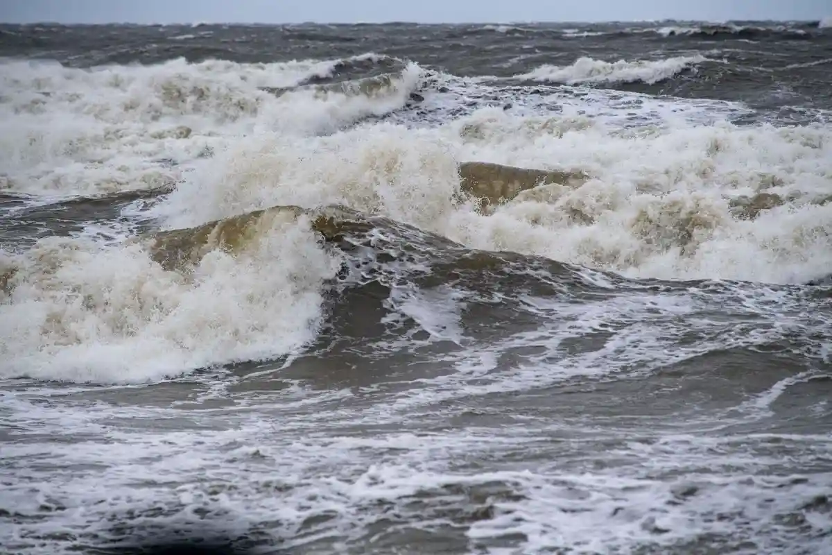 Балтийское море:Волны обрушиваются на пляж Балтийского моря.