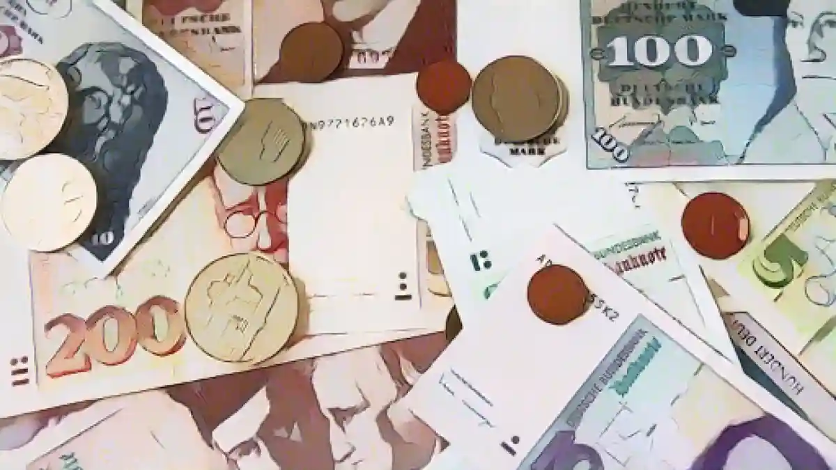 Банкноты и монеты дойчмарки лежат на столе в отделении Бундесбанка.:Банкноты и монеты лежат на столе в отделении Бундесбанка. Фото