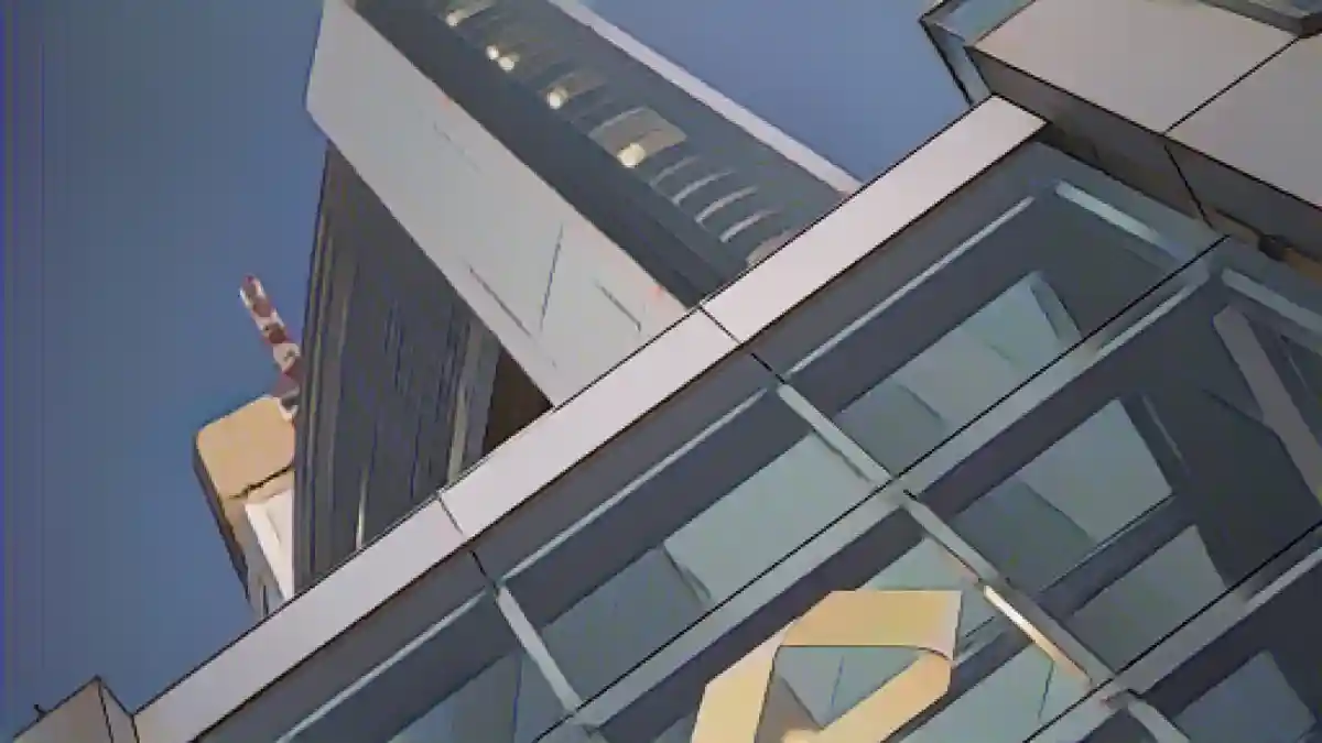 Башня Коммерцбанка, штаб-квартира банка, сфотографирована в утреннем свете.:Башня Коммерцбанка, штаб-квартира банка, сфотографирована в утреннем свете. Фото