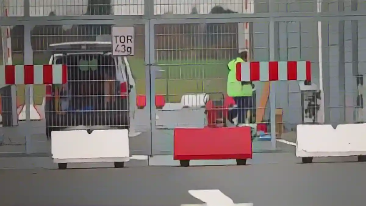 Бетонные барьеры ограждают въезд на аэродром у северных ворот аэропорта Гамбурга.:Бетонные барьеры ограждают въезд на аэродром у северных ворот аэропорта Гамбурга. Фото