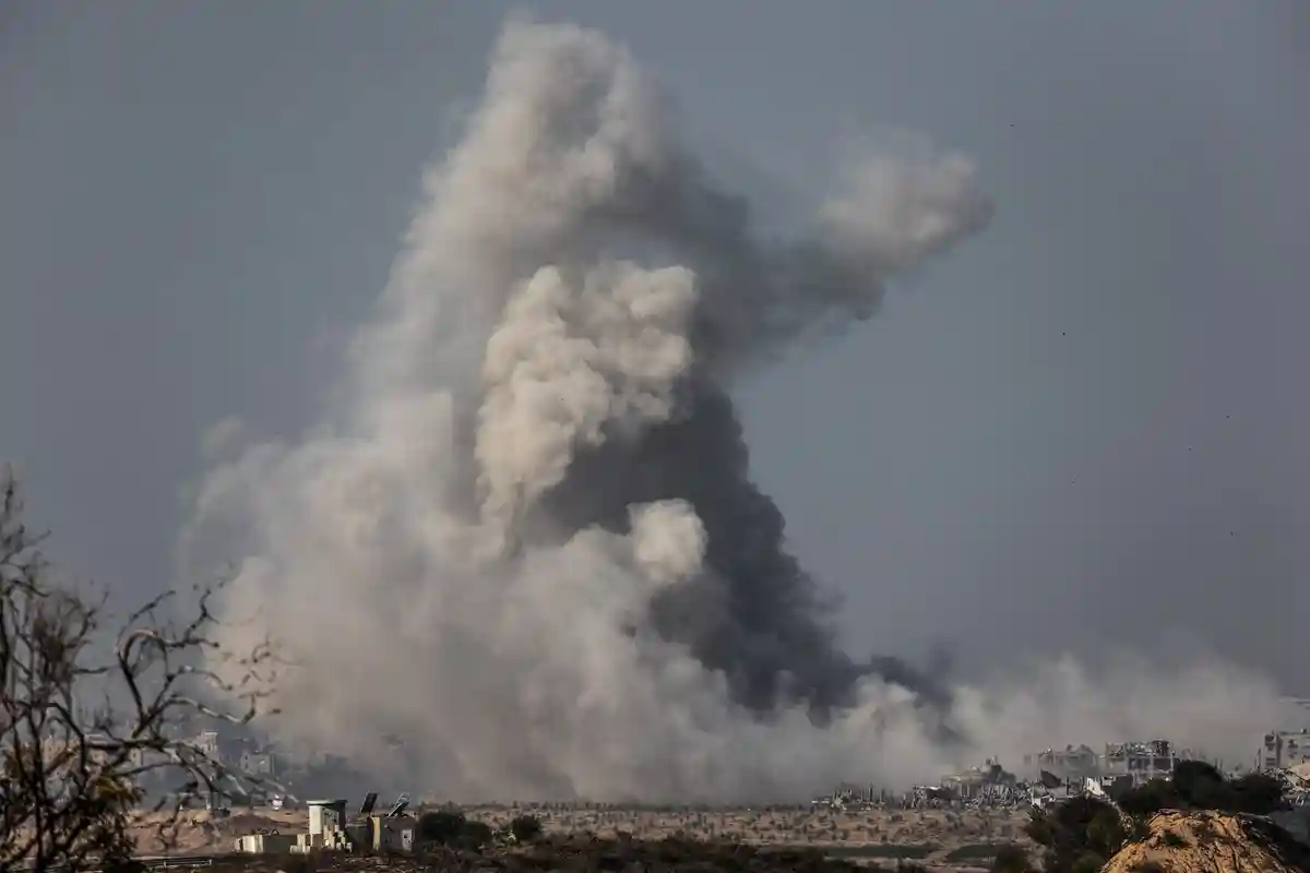 Ближневосточный конфликт - Сектор Газа:Дым поднимается в конце семидневного перемирия в секторе Газа.