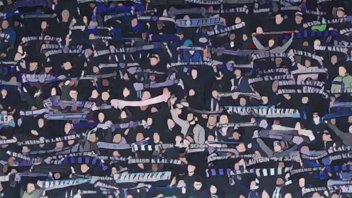 Болельщики Мангейма держат в руках шарфы болельщиков.:Фанаты Мангейма держат в руках шарфы болельщиков. Фото