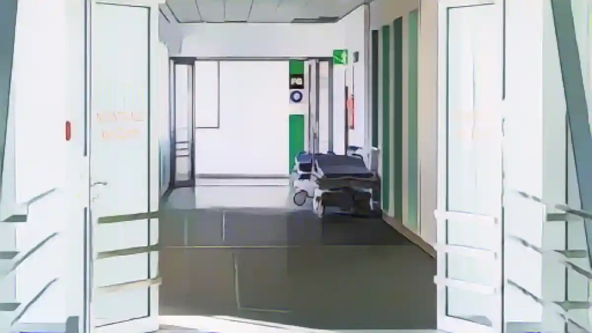 Больничные кровати стоят в коридоре больницы.:Больничные кровати в коридоре больницы. Фото