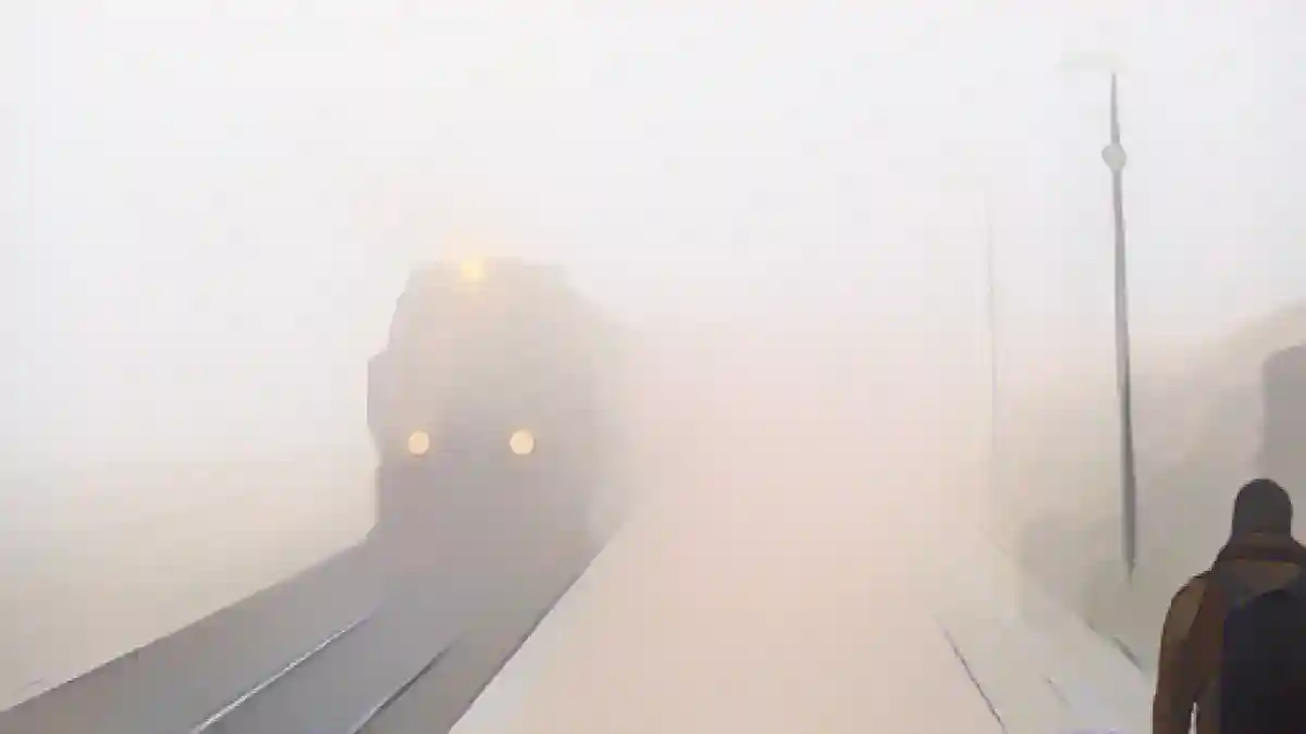 Брокенская железная дорога прибывает на станцию в густом тумане на Брокене.:Железная дорога Брокен прибывает на станцию в густом тумане на Брокене. Фото