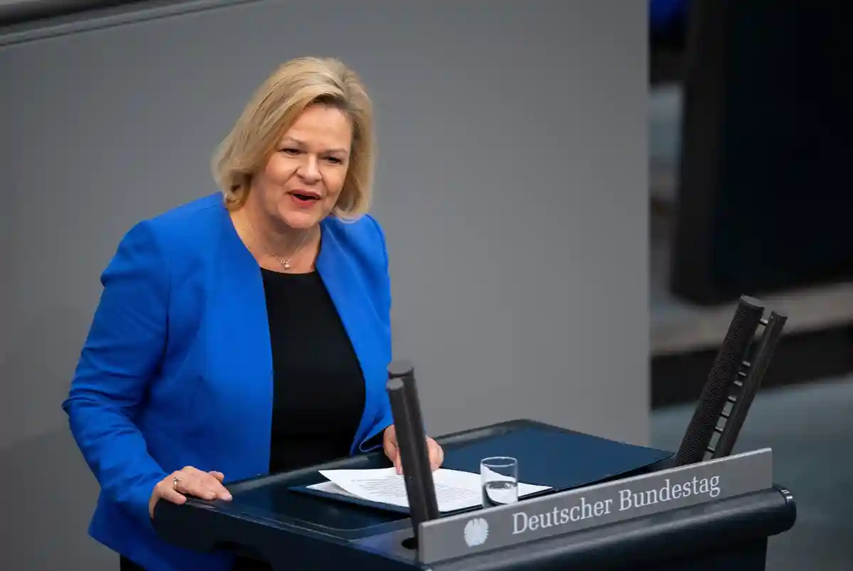 Бундестаг:Нэнси Фезер (СДПГ), федеральный министр внутренних дел, выступает в Бундестаге.