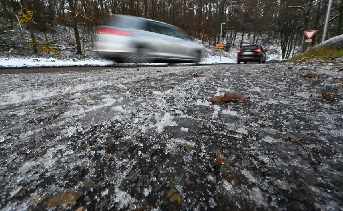 Черный лед:На дороге в окрестностях Штутгарта образовался гололед. Немецкая метеорологическая служба (DWD) предупреждает о черном льде из-за ледяного дождя.