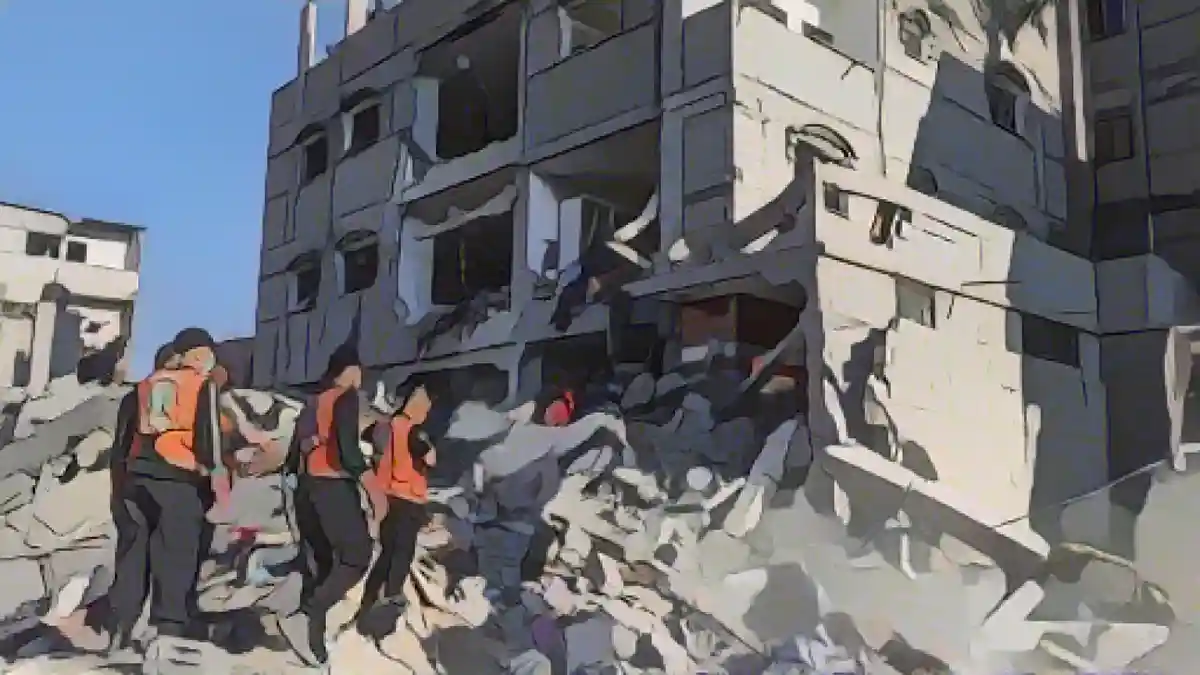 Члены Гражданской обороны проводят поисково-спасательные работы среди обломков жилого дома в секторе Газа.:Члены гражданской обороны проводят поисково-спасательные работы среди обломков жилого дома в секторе Газа