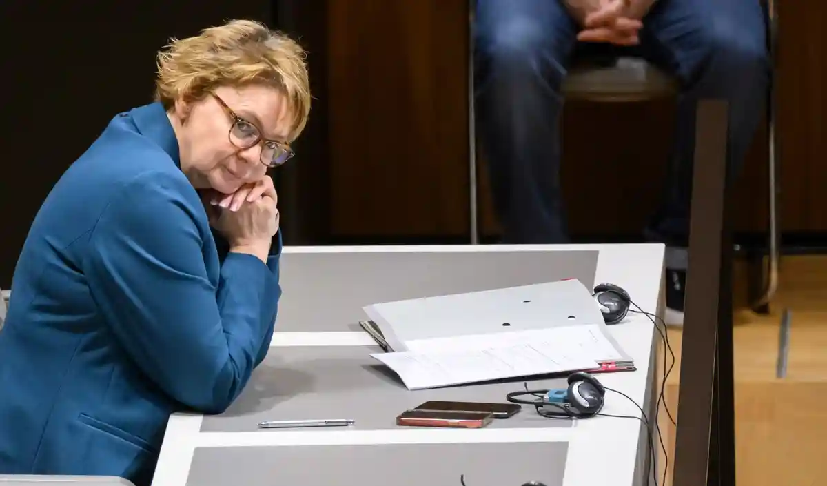 Даниэла Беренс:Министр внутренних дел Нижней Саксонии Даниэла Беренс заседает в парламенте земли Нижняя Саксония.