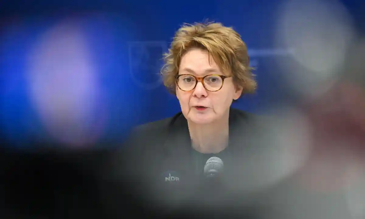 Даниэла Беренс:Даниэла Беренс (СДПГ), министр внутренних дел Нижней Саксонии, выступает на пресс-конференции.