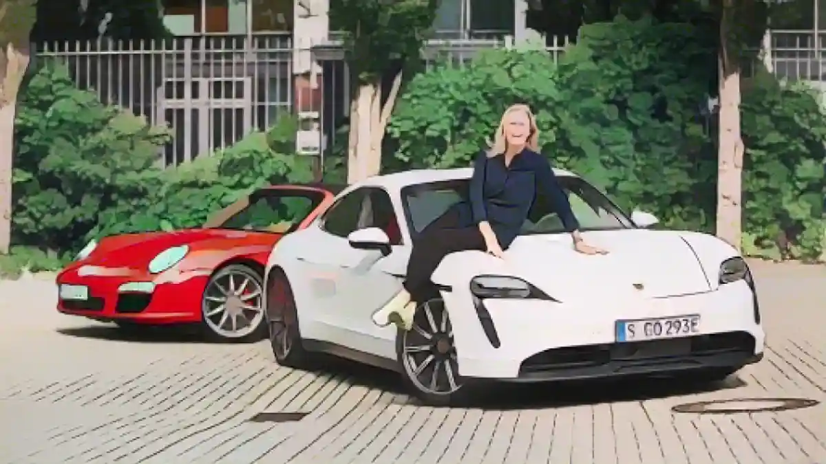 Даниэла Закс Роллманн сидит на капоте Porsche Tayca: