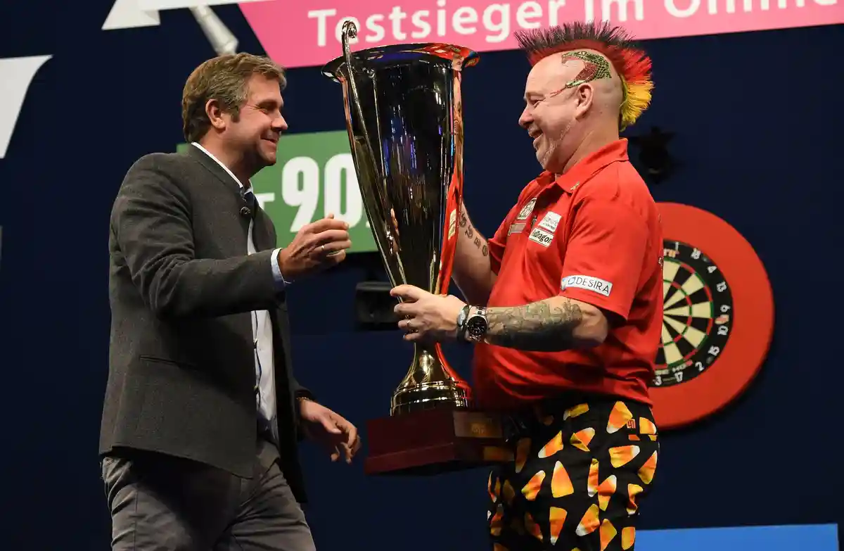 Дартс Президент фон Мольтке:Шотландец Питер Райт (л) получает трофей от Вернера фон Мольтке после победы на турнире German Darts Masters.