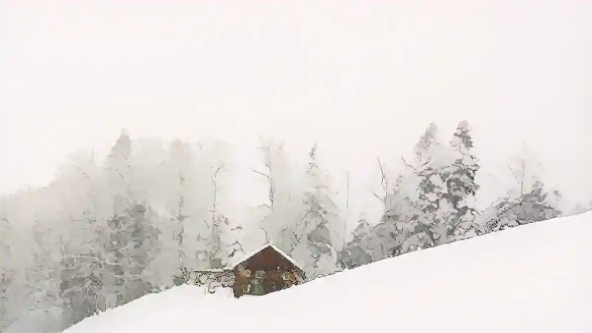 Действие романа Оеткера происходит в канун Рождества, когда в швейцарских Альпах выпадает много снега.:Действие романа Оеткера происходит в канун Рождества, когда в швейцарских Альпах выпадает много снега.