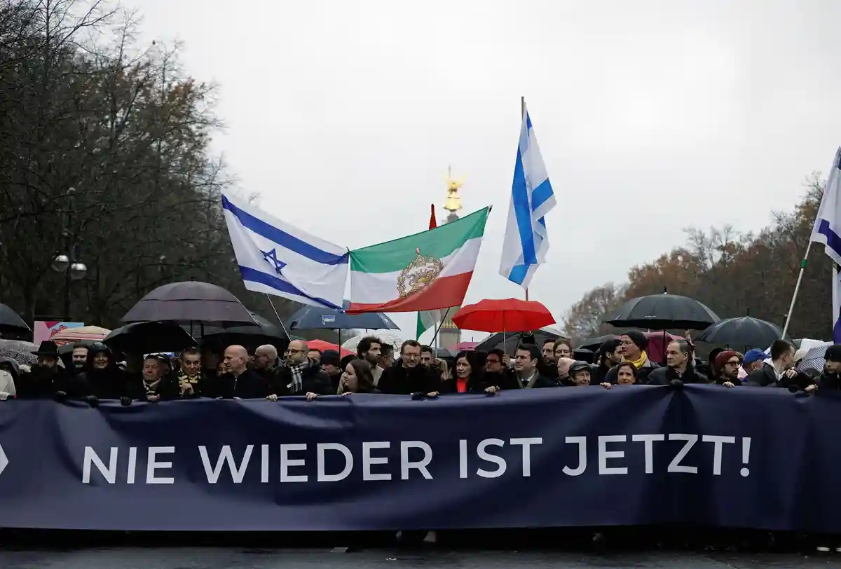 Демонстрация против антисемитизма:Участники демонстрации протеста против антисемитизма под лозунгом "Германия встает - больше никогда!".