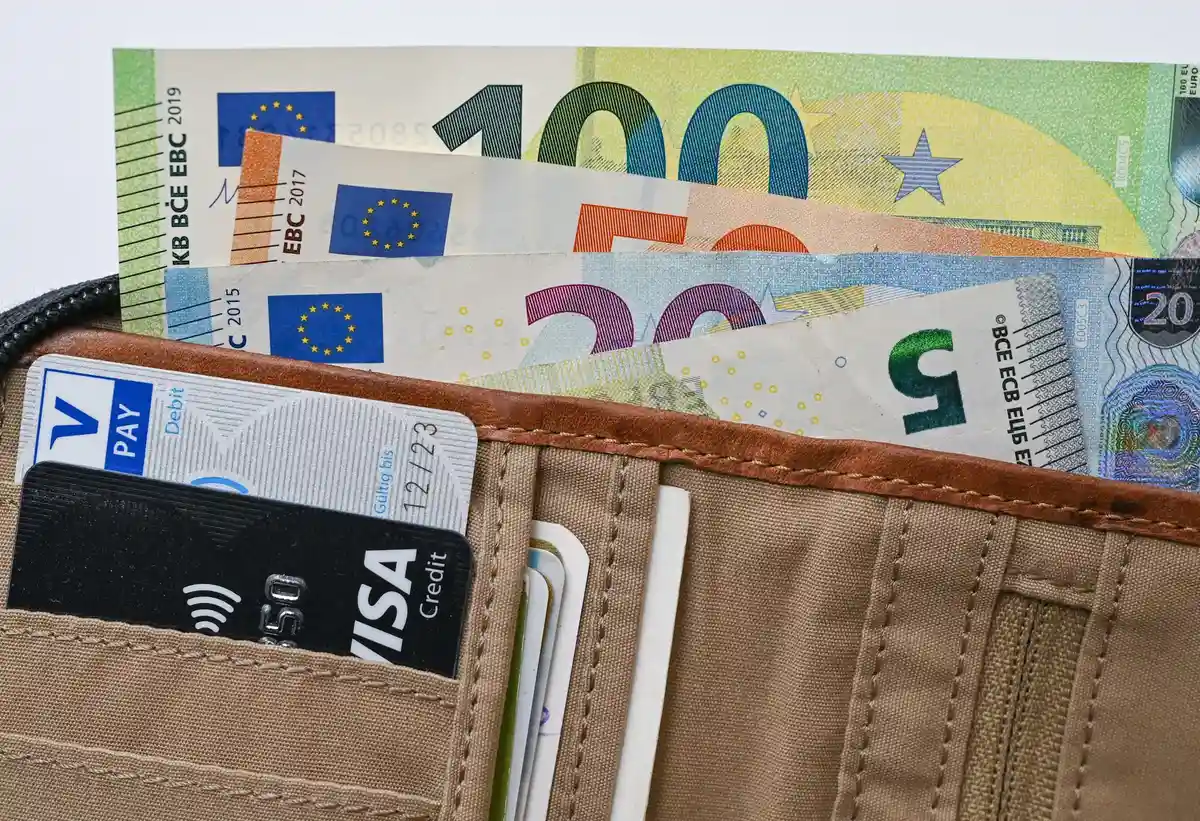 Деньги:В кошельке много банкнот евро.