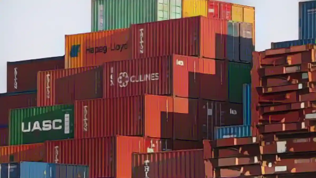 Десятки грузовых контейнеров сложены в порту Гамбурга.:Десятки грузовых контейнеров сложены в порту Гамбурга. Фото