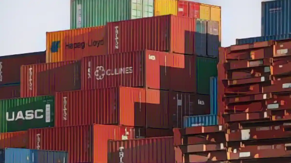 Десятки грузовых контейнеров сложены в порту Гамбурга.:Десятки грузовых контейнеров сложены в порту Гамбурга. Фото