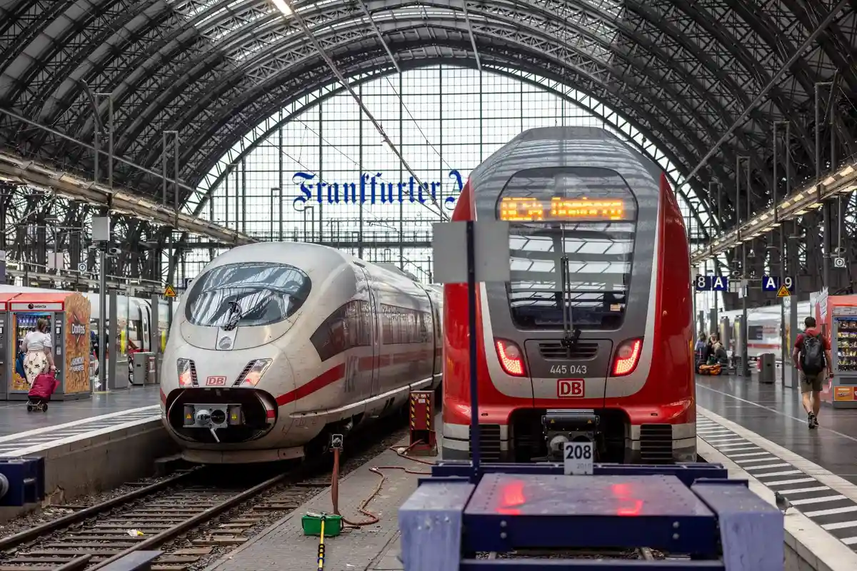 Deutsche Bahn - Изменение расписания:Поезд ICE и региональный поезд ждут на центральном вокзале Франкфурта.