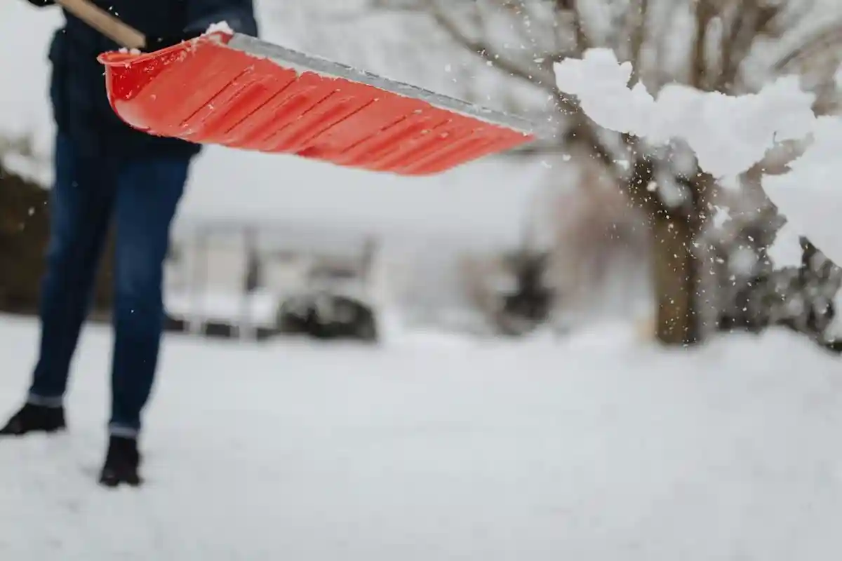 Сэкономить налоги на зимнее обслуживание можно при расчистке тротуаров от снега. Фото: Karolina Grabowska / pexels.com