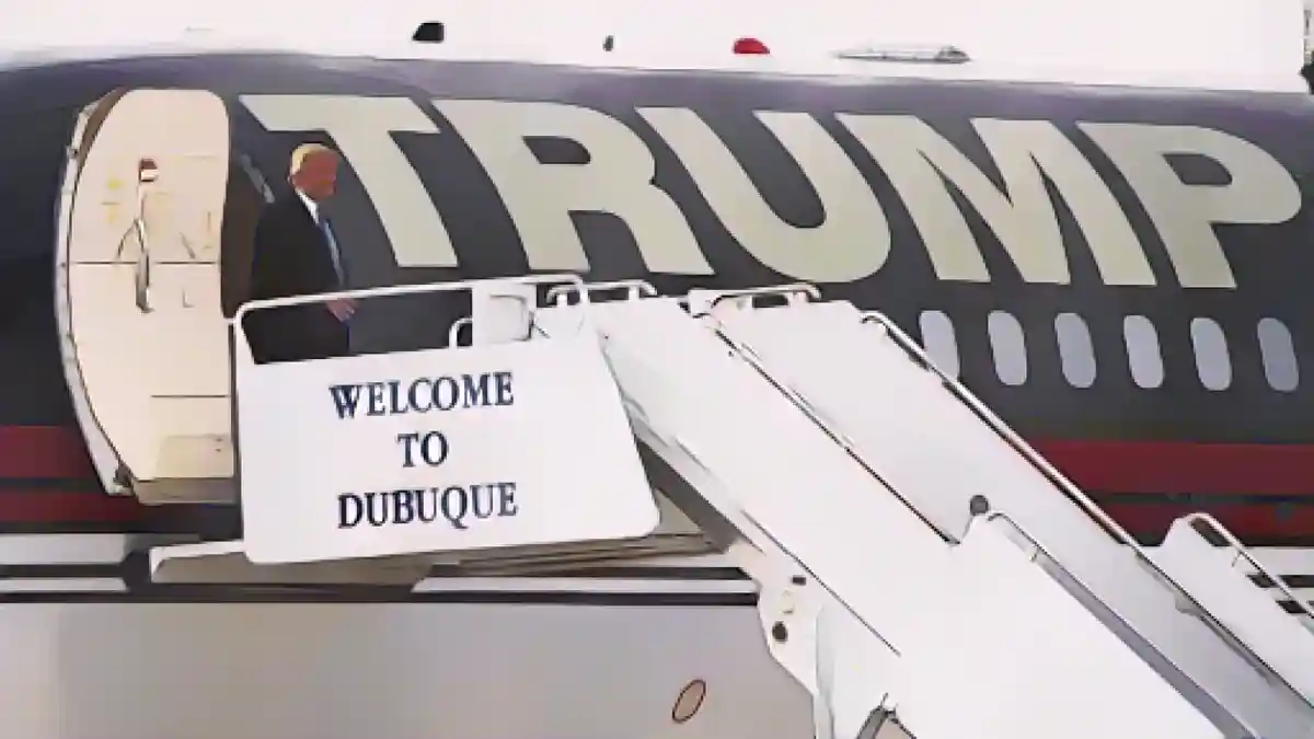 Дональд Трамп выходит из самолета Boeing 757:
