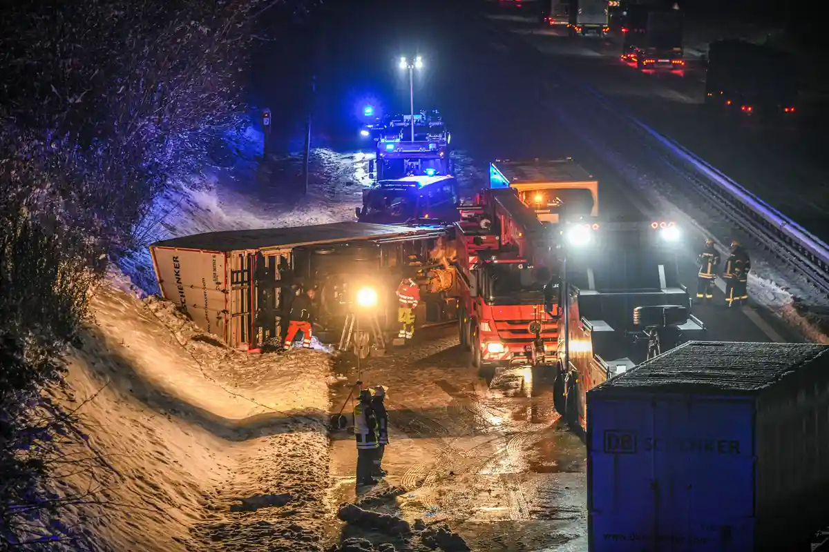 Дорожно-транспортное происшествие на трассе A7:Грузовик лежит поперек дороги на автобане A7 между Хайденхаймом и мостом Бренцталь во вторник.