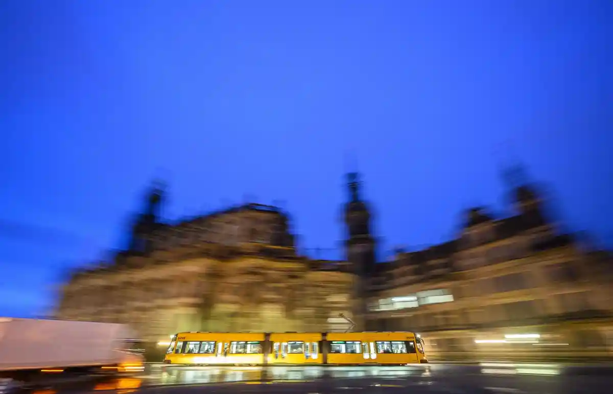 Дрезден утром:Утром трамвай Дрезденского транспортного управления (DVB) проезжает перед Хофкирхе (слева направо), Хаусманнштурмом и Резиденцшлоссом на Театральной площади в Старом городе.