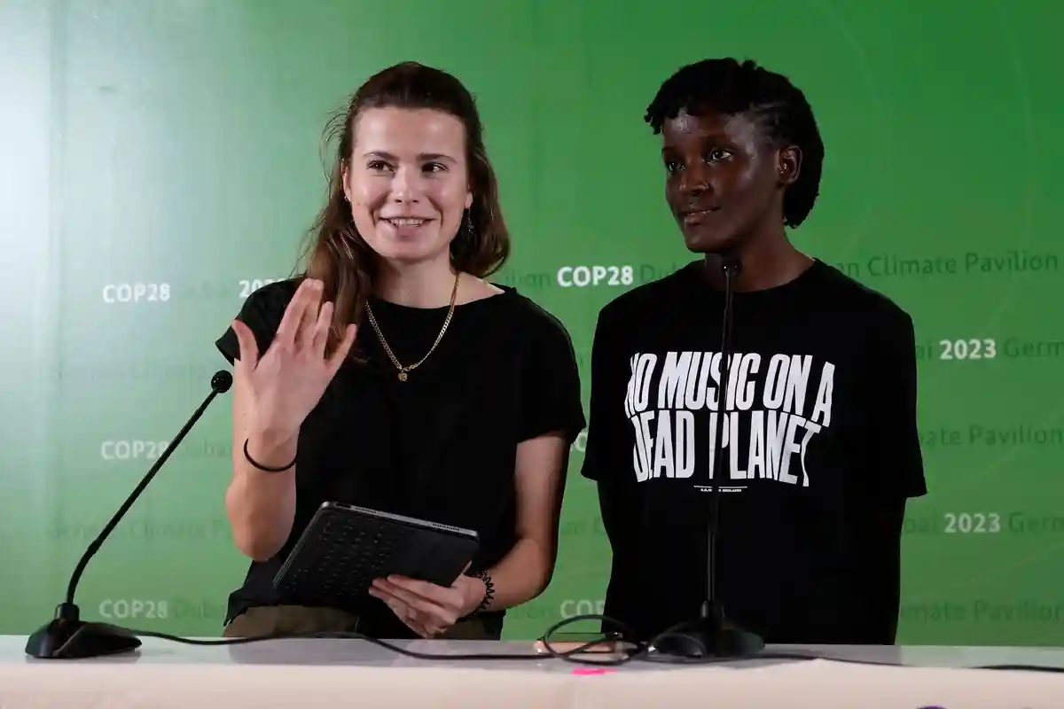 Дубай:Активистка климатического движения Луиза Нойбауэр (слева) и Ванесса Накате из Уганды на климатическом саммите ООН COP28.