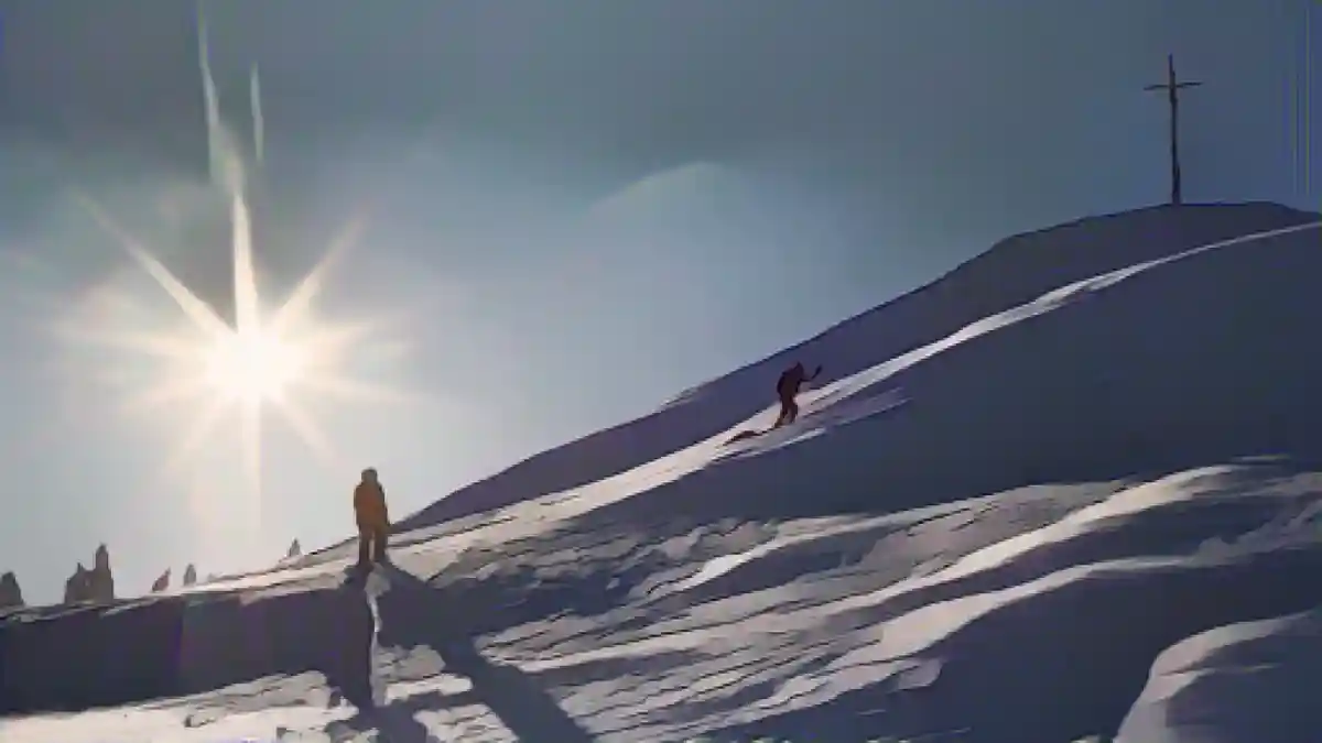 Два ски-туриста на последних метрах подъема на Хинтерес-Хёрнле (1548 м) в Альпах Аммергау. Фото:Два ски-туриста на последних метрах подъема на Хинтерес-Хёрнле (1548 м) в Альпах Аммергау. Фото