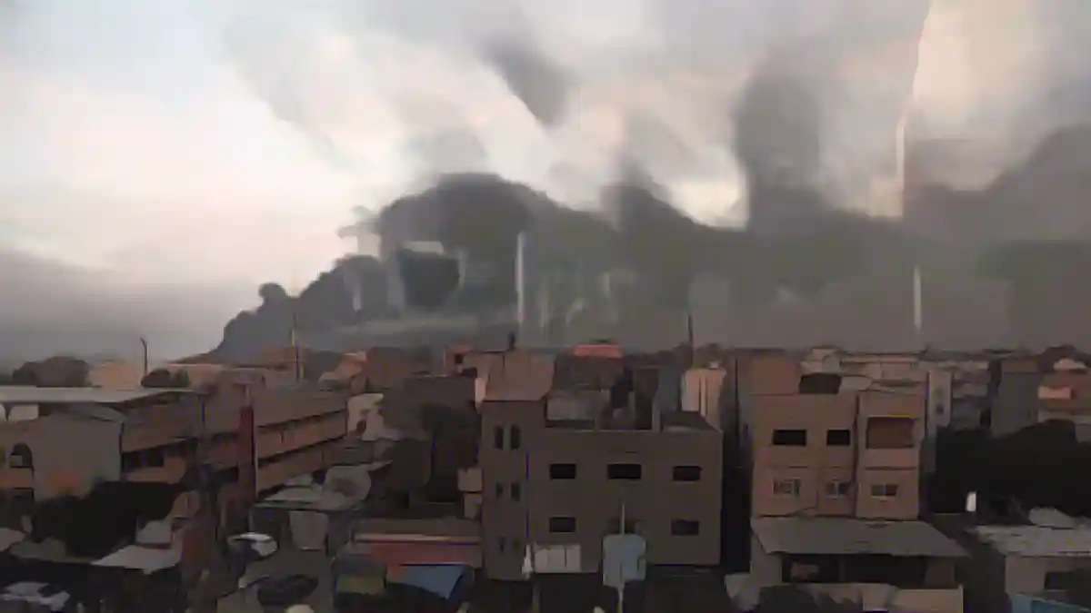 Дым поднимается над Чан Джунисом после израильских атак.:Дым поднимается над Чан Джунисом после израильских атак. Фото