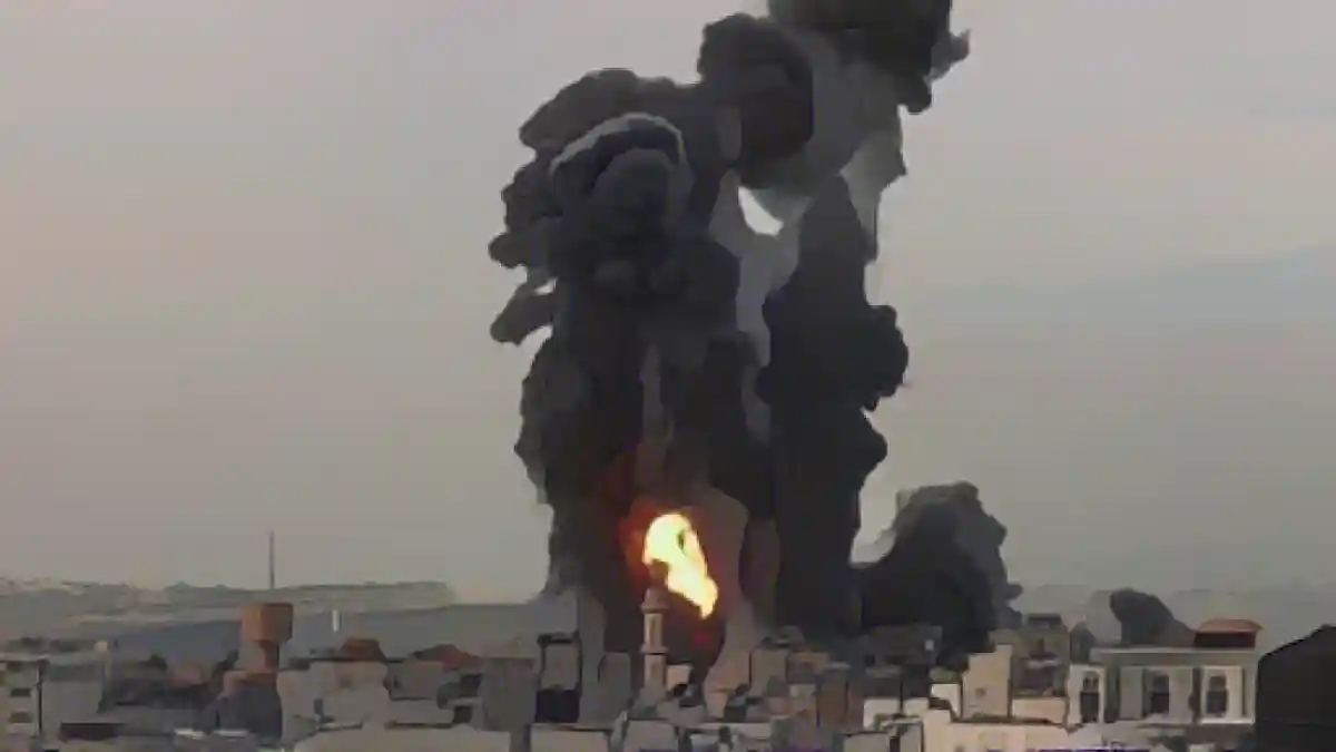 Дым поднимается над Рафахом в секторе Газа:Дым поднимается над Рафахом в секторе Газа
