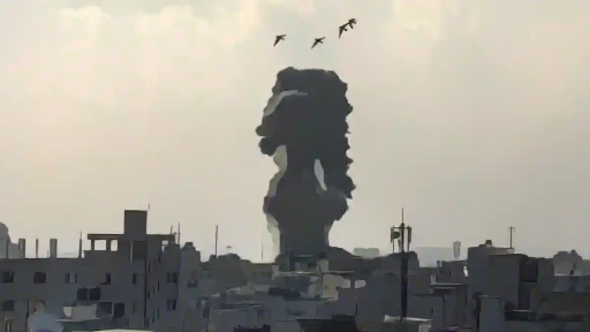 Дым поднимается после израильского авиаудара по Рафаху на юге сектора Газа.:Дым поднимается после израильского авиаудара по Рафаху на юге сектора Газа. Фото