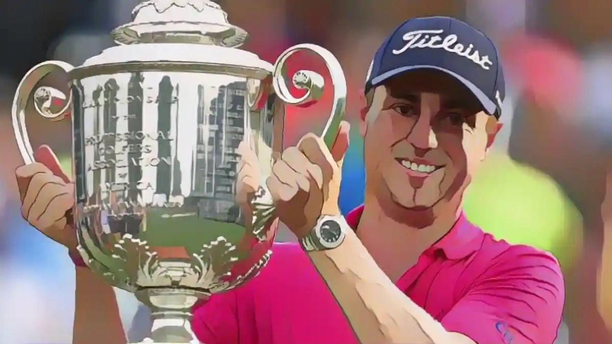 Джастин Томас позирует с трофеем Wanamaker Trophy после победы на PGA Championship: