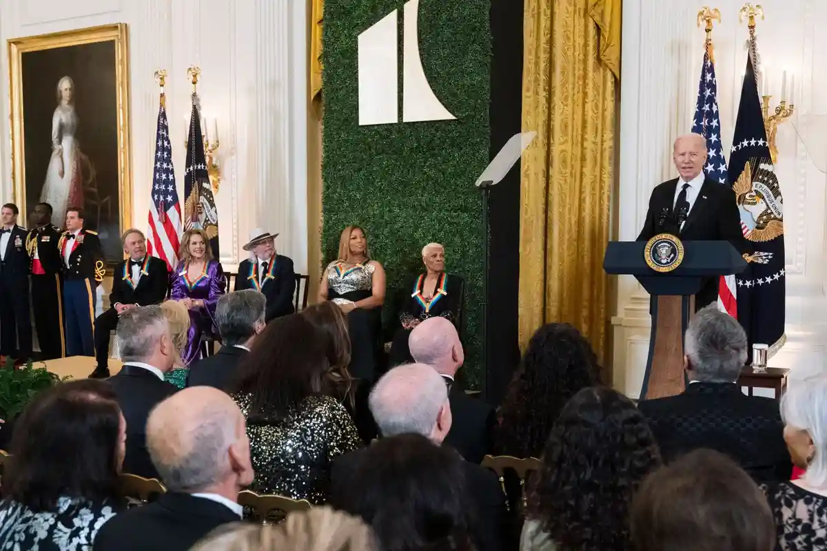 Джо Байден:Президент США Джо Байден выступает на приеме в честь лауреатов премии Центра Кеннеди.