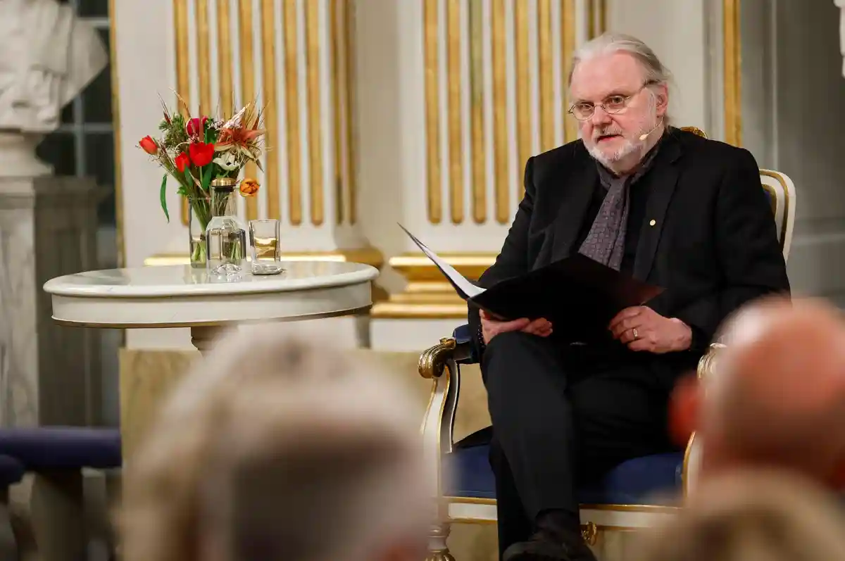 Джон Фосс:Норвежский лауреат Нобелевской премии по литературе 2023 года Йон Фоссе выступает с лекцией в Шведской академии.