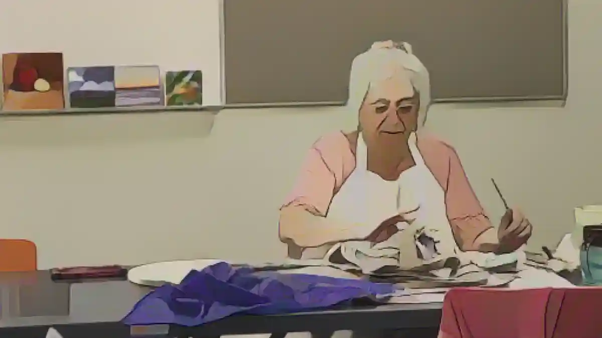 Джози Адлер, 80 лет, лепит маску на уроке гончарного искусства в Беркли, Калифорния:Джози Адлер, 80 лет, лепит маску на уроке гончарного искусства в Беркли, Калифорния. Она говорит, что предпочитает жить "день за днем" и не разрабатывает план на свои последние годы.