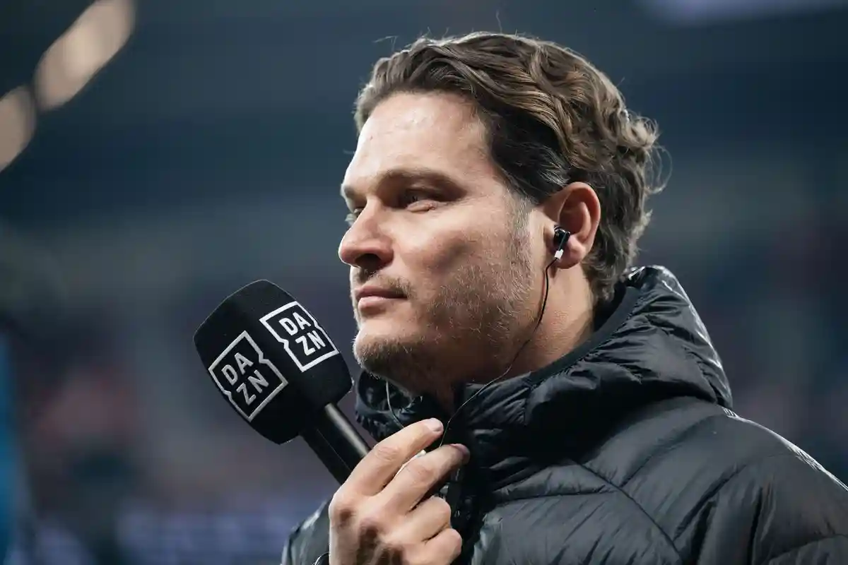 Эдин Терзич:Тренер сборной Дортмунда Эдин Терзич держит микрофон DAZN во время интервью.