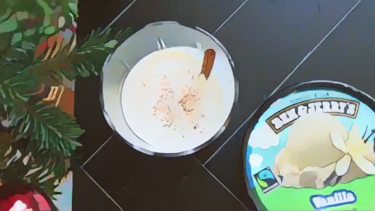 Эгг-ног рядом с пинтой ванильного мороженого:Приготовьте этот быстрый гоголь-моголь с мороженым